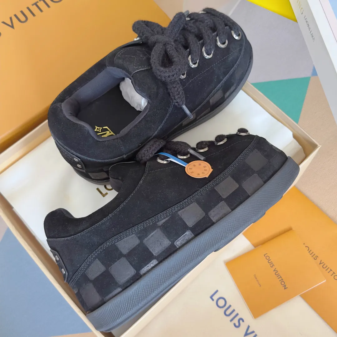 [L Family x Ingo joint model] Top P: 820💰 ▪️Size: Women's 35-40 (customized at 41.42 for women). Men's 39-44 (customized at 38.45.46) LV x Ingo joint model Top version Fatty Forrest Gump shoes Thick sole Couple model Casual sports shoes Original purchase and development Production LV Yeti lace-up shoes from LV Yeti The series combines Japanese "small feet" fashion aesthetics with classic Louis Vuitton elements in avant-garde strokes, subtly paying tribute to the traditional Japanese culture of taking off shoes when entering the house. The suede cow leather is partially embossed with Nigo's reinterpreted Damier pattern, and the comfortable casual shoe configuration highlights street style. Exquisite packaging at the delivery counter🛍📦 ▪️Fabric: Original imported first-layer cowhide ▪️Inner lining: Original custom-made breathable mesh ▪️Sole: Original molded non-slip TPU material ▪️Sole thickness: 5CM